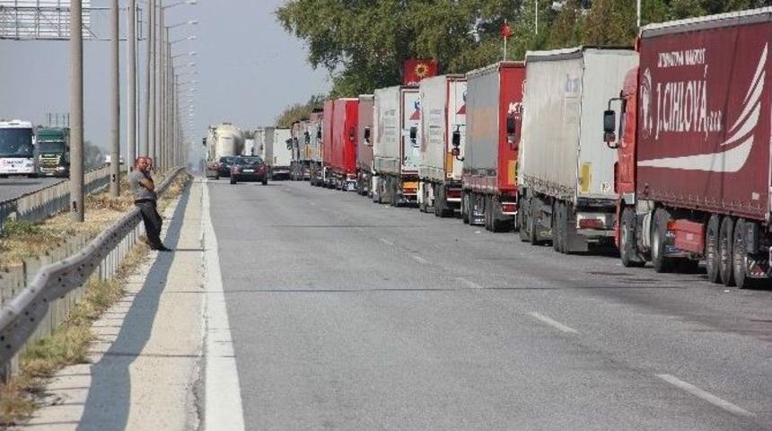 Komşu Kapıyı A&ccedil;tı, Tır Kuyruğu Erimeye Başladı