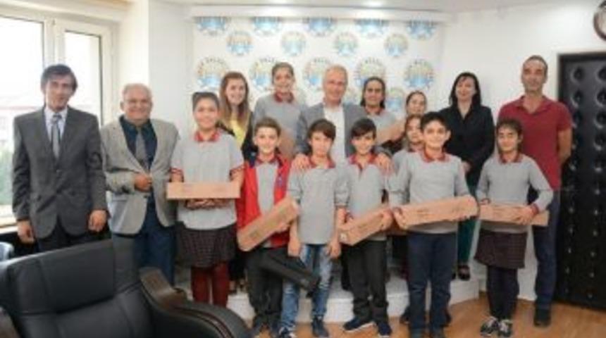 Başkan Acar Kursa Başlayacak &Ouml;ğrencilere Fl&uuml;t Hediye Etti