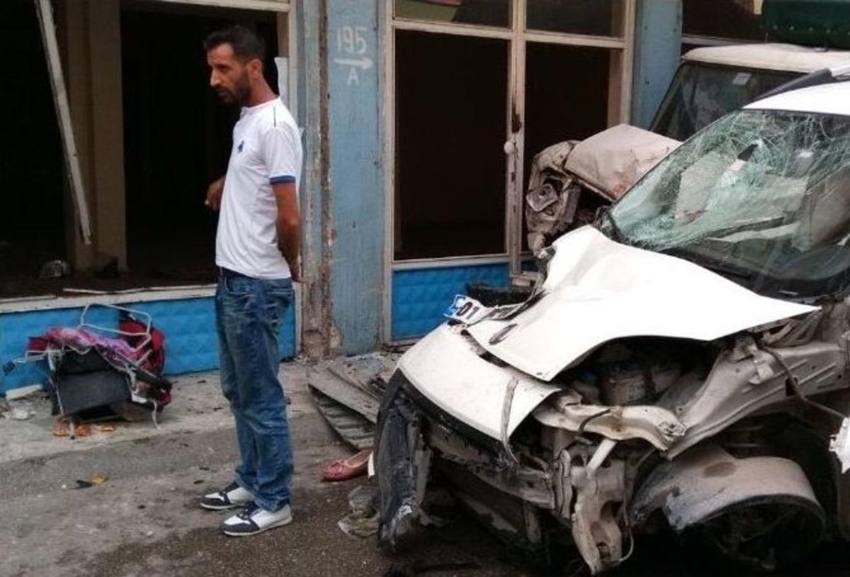 Kaldırıma &Ccedil;ıkan Ara&ccedil;, &Ccedil;ocuk Arabasına &Ccedil;arptı: 1 &Ouml;l&uuml;, 4 Yaralı