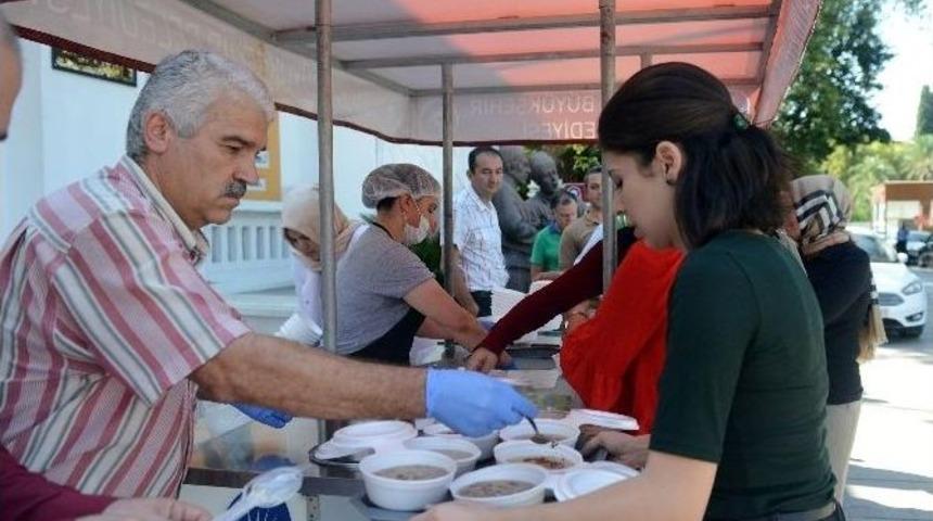 B&uuml;y&uuml;kşehir&rsquo;den 30 Bin Kişiye Aşure İkramı