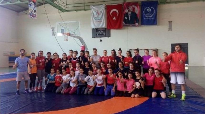 Bayan G&uuml;reş Milli Takımı Sporcuları Ecdat Toprakları S&ouml;ğ&uuml;t&rsquo;te Kampa Girdi