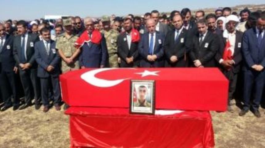 Şehit Asker Son Yolculuğuna K&uuml;rt&ccedil;e Ağıtlarla Uğurlandı