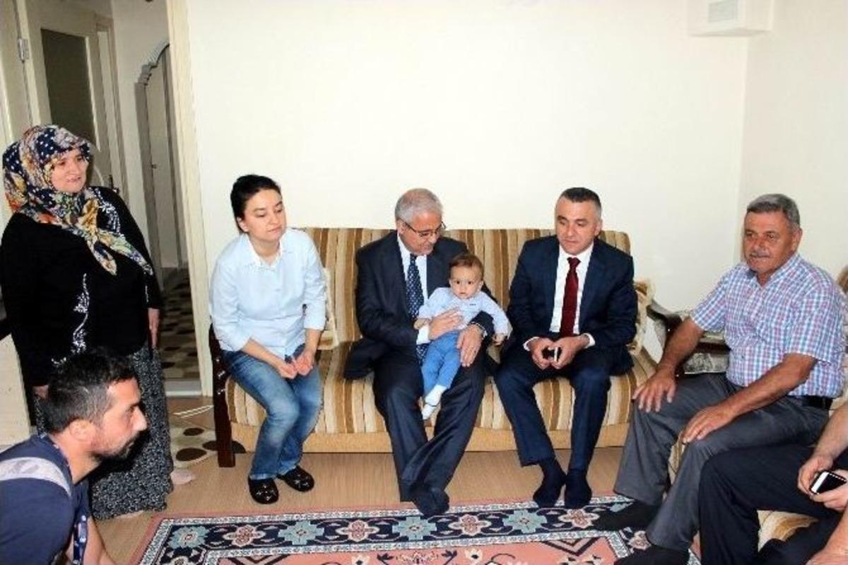 Vali G&uuml;ven&ccedil;er, Salihli&rsquo;de Şehit Ailesini Ziyaret Etti