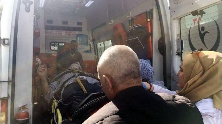 Otomobil Kaya Par&ccedil;asına &Ccedil;arptıktan Sonra Takla Attı: 3 Yaralı