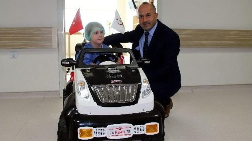 &Ccedil;ocuklar Ameliyata Ak&uuml;l&uuml; Arabayla Gidiyor