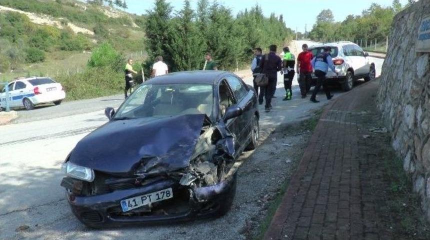 L&uuml;ks Cip Otomobille &Ccedil;arpıştı: 2 Yaralı