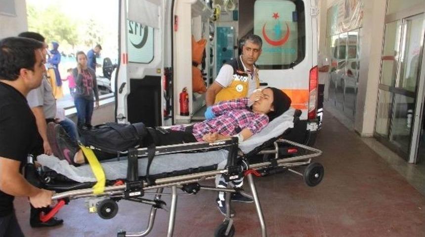 Otomobilin &Ccedil;arpıp Ka&ccedil;tığı &Ouml;ğrenci Yaralandı