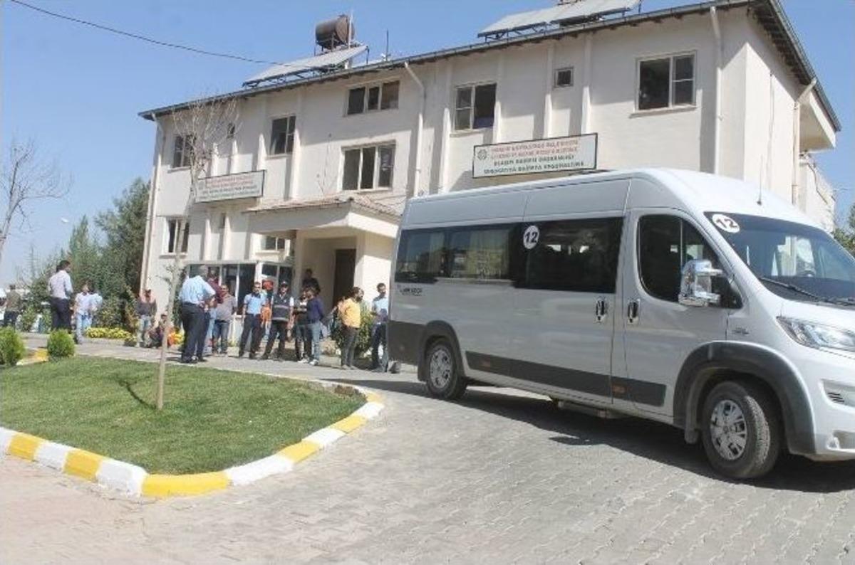 Minib&uuml;s&ccedil;&uuml;ler Yol Kapatıp, Belediyeyi Protesto Etti