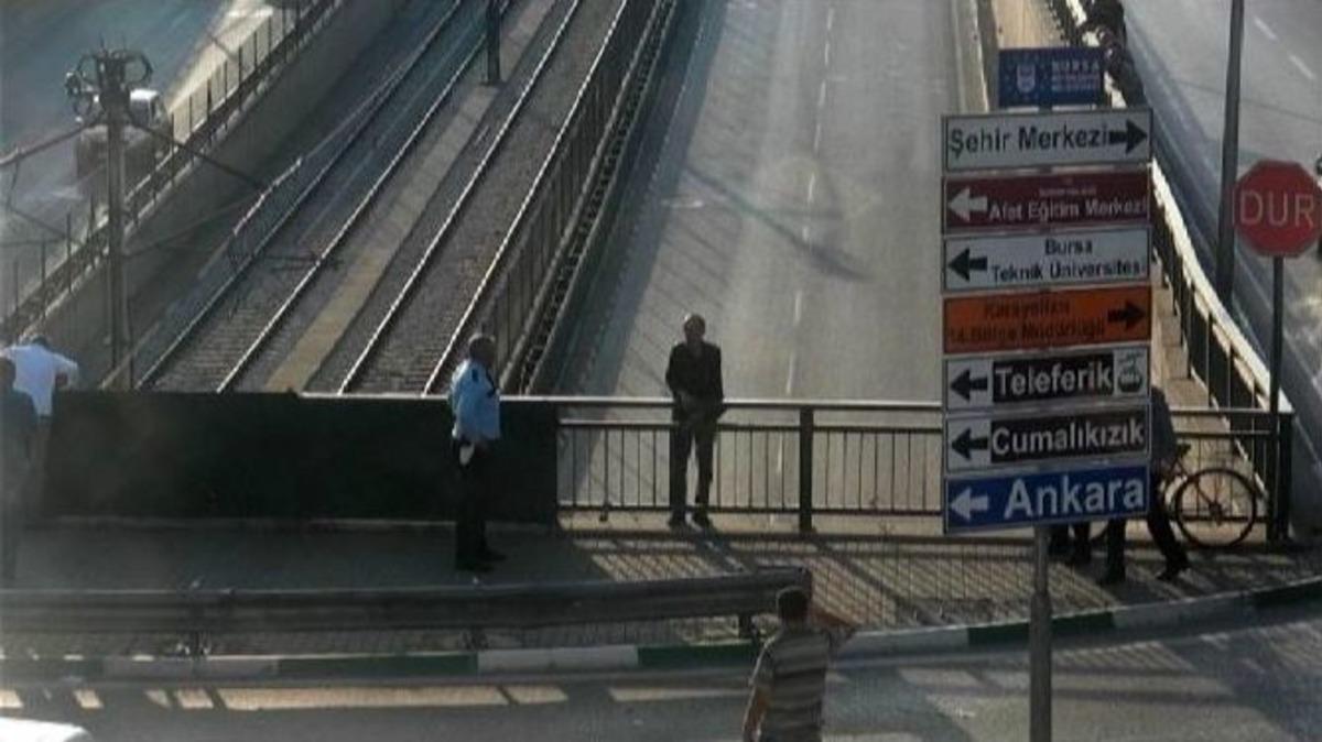 Bursa Valisi K&ouml;pr&uuml;den Atlamak İsteyen Adamı Kolundan Yakaladı