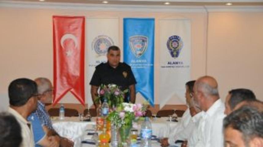 Emniyet M&uuml;d&uuml;r&uuml; &Ccedil;akmaklı, Alanyalı Muhtarla Buluştu