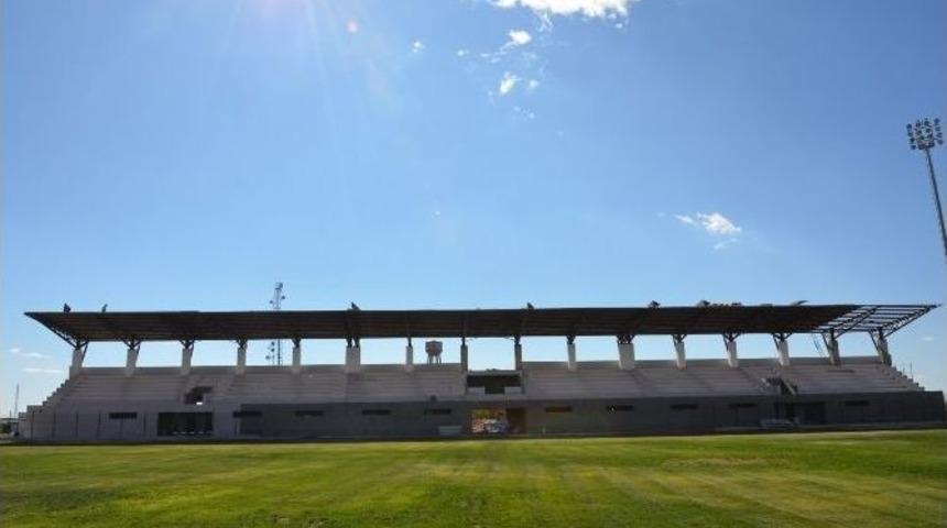 Futbol Sahası Trib&uuml;n İnşaatının Y&uuml;zde 70&rsquo;i Tamamlandı