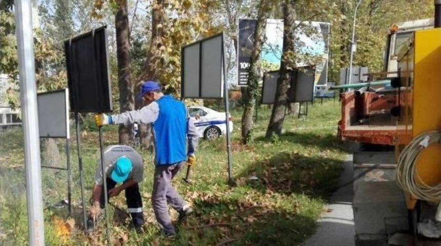 Sapanca Zabıtası G&ouml;r&uuml;nt&uuml; Kirliliği Oluşturan Tabelaları Kaldırıyor