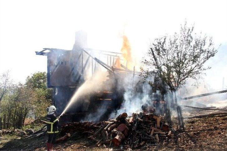Kastamonu’da Çıkan Yangında 2 Ev Küle Döndü G2