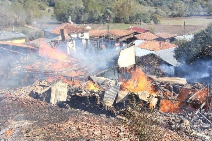 Kastamonu’da Çıkan Yangında 2 Ev Küle Döndü G3