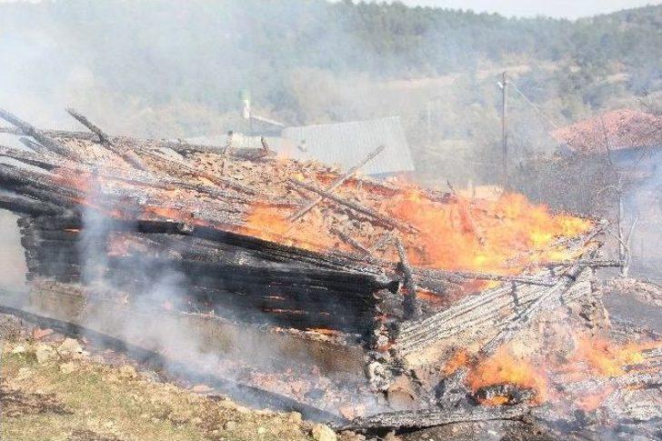 Kastamonu’da Çıkan Yangında 2 Ev Küle Döndü G4