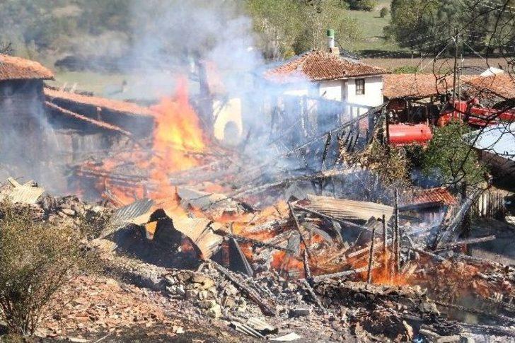 Kastamonu’da Çıkan Yangında 2 Ev Küle Döndü G5