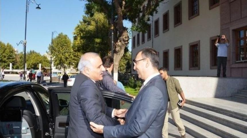 Vali Zorluoğlu Vali Toprak&rsquo;ı Makamında Ziyaret Etti