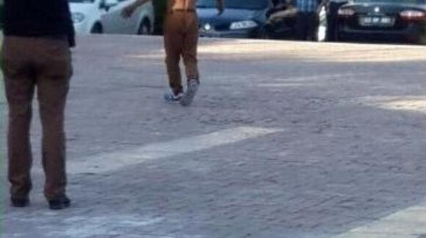 Valilik &Ouml;n&uuml;nde Bı&ccedil;akla Kendine Zarar Verdi