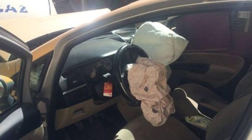 İspir&rsquo;de Ticari Taksi İle Kamyonet &Ccedil;arpıştı: 1 Yaralı