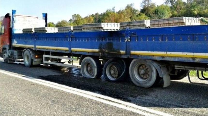 Seyir Halindeki Tır&rsquo;ın Lastikleri Tutuştu