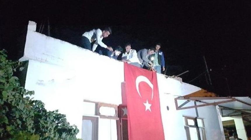 Lice&rsquo;de Şehit D&uuml;şen Uzman &Ccedil;avuşun Babaevine Ateş D&uuml;şt&uuml;