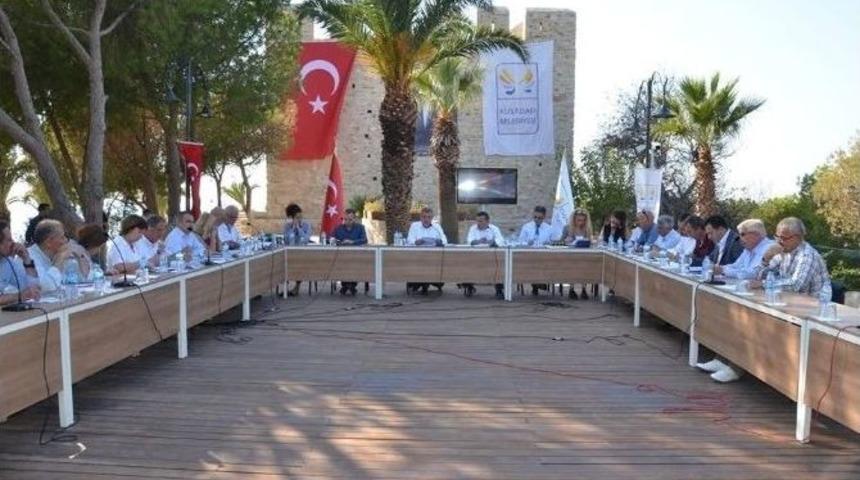 Kuşadası Belediye Meclisi G&uuml;vercinada&rsquo;da Toplandı