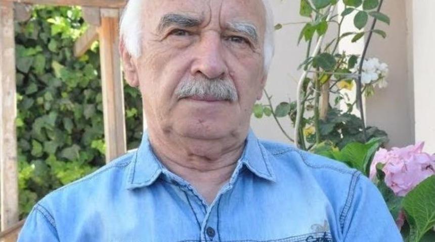 &Ccedil;eşmeli Emekli &Ouml;ğretmenin &Uuml;&ccedil;&uuml;nc&uuml; Kitabı Raflarda Yerini Aldı