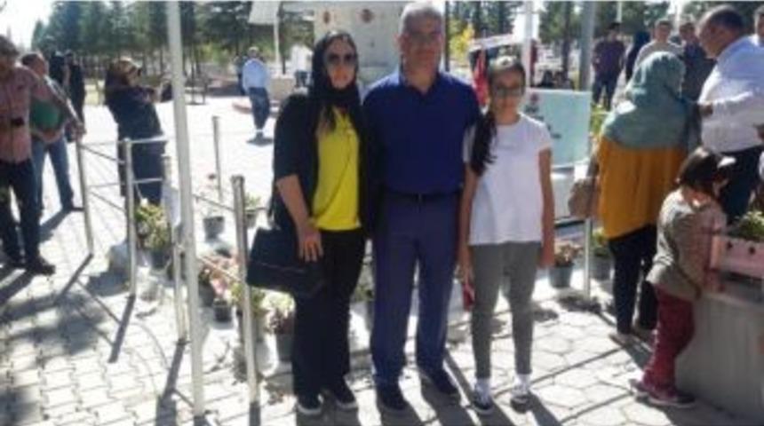 Vali Aykut Pekmez, Şehit &Ouml;mer Halisdemir&rsquo;in Mezarını Ziyaret Etti