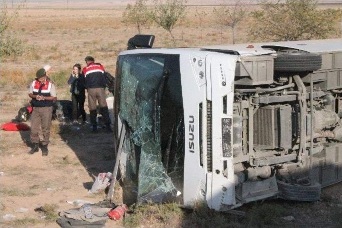 D&uuml;ğ&uuml;n Yolunda Kaza: 26 Yaralı