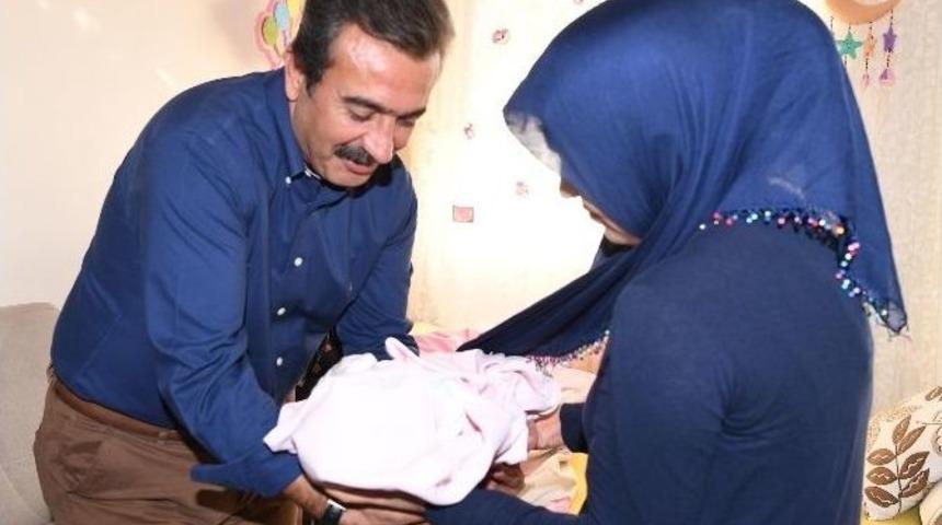 Başkan &Ccedil;etin&rsquo;den Şehitlerin Evine Doğum Ziyareti