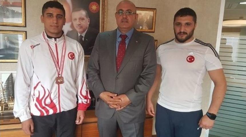 İşadamı Esat Ulu, Milli Sporcuları &Ouml;d&uuml;llendirdi
