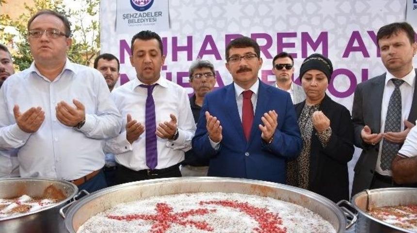 Şehzadeler&rsquo;den 3 Bin Kişilik Aşure İkramı