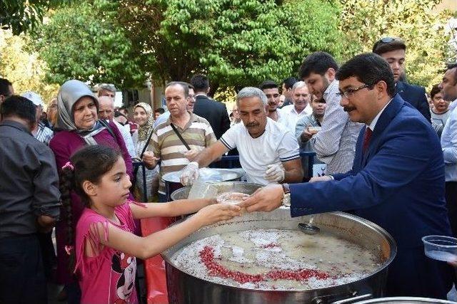 Şehzadeler&rsquo;den 3 Bin Kişilik Aşure İkramı 1