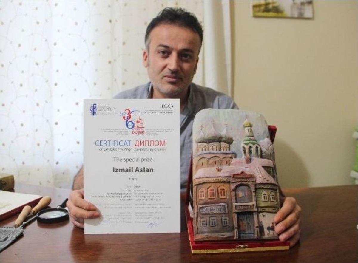 (&ouml;zel Haber) Sanat İ&ccedil;in Polislikten Vazge&ccedil;ti, &rsquo;ekslibris&rsquo;le Rusya&rsquo;dan Onur &Ouml;d&uuml;l&uuml; Aldı