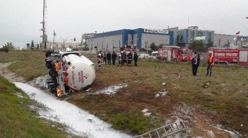 Otobanda Mazot Y&uuml;kl&uuml; Kamyon Devrildi