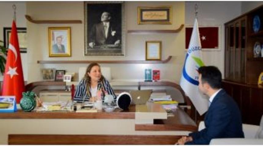 Rekt&ouml;r &Ccedil;akar Tek Tek Dinliyor