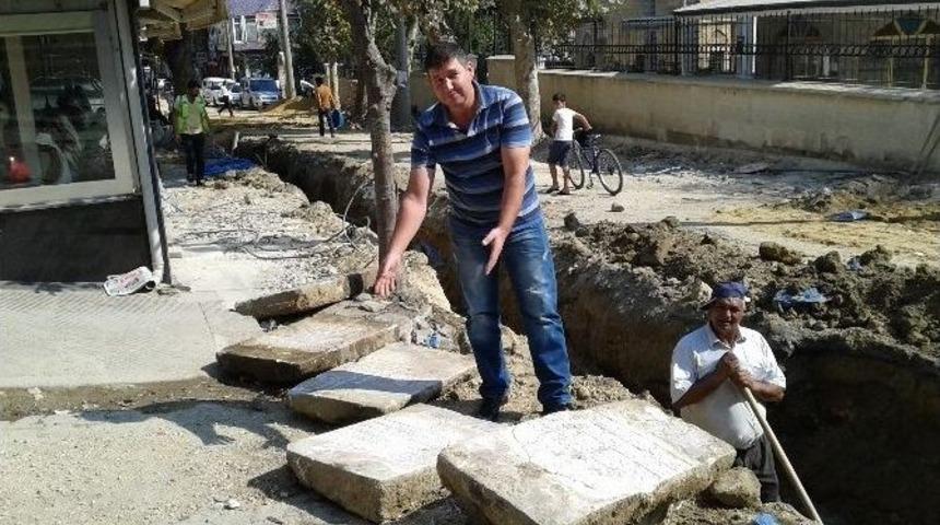 Belediyenin Kazdığı &Ccedil;ukurdan, Tarihi Mezar Taşları &Ccedil;ıktı