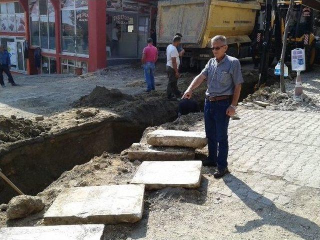 Belediyenin Kazdığı Çukurdan, Tarihi Mezar Taşları Çıktı