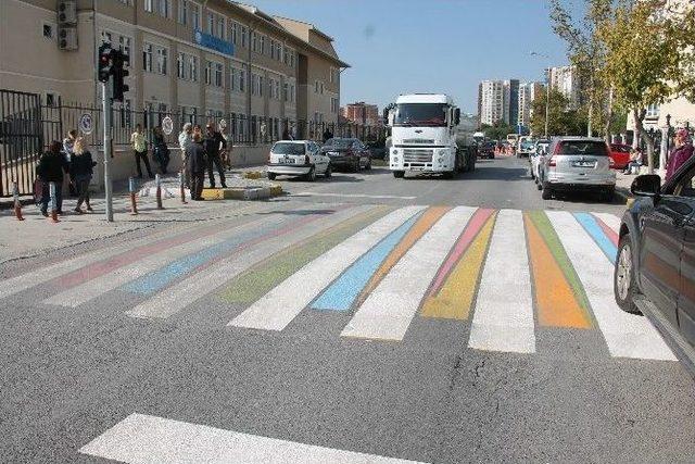 Üç Boyutlu Yaya Geçidi Çizimleri Çocukların Dikkatini Çekmeyi Amaçlıyor