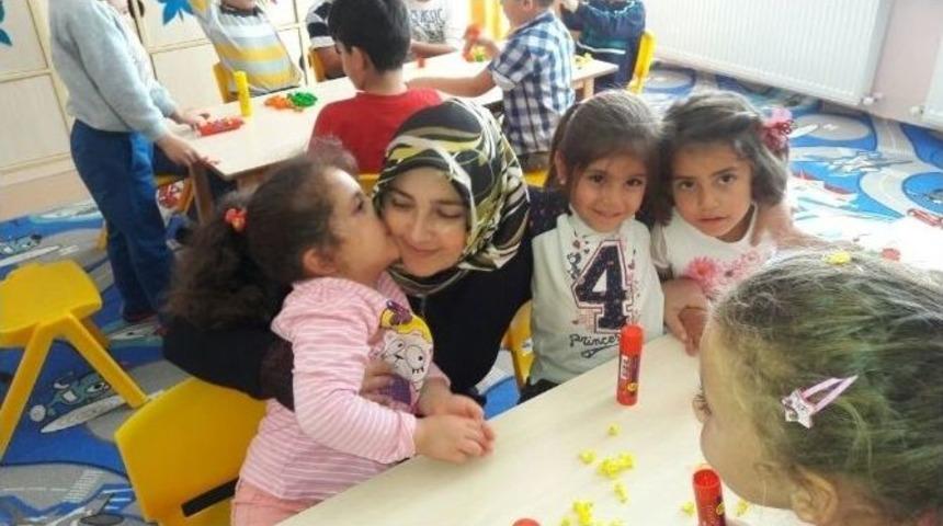 Ak Partili Kadınlardan, D&uuml;nya &Ccedil;ocuk G&uuml;n&uuml; Hediyesi