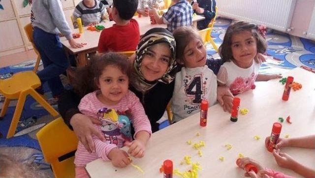 Ak Partili Kadınlardan, D&uuml;nya &Ccedil;ocuk G&uuml;n&uuml; Hediyesi 1