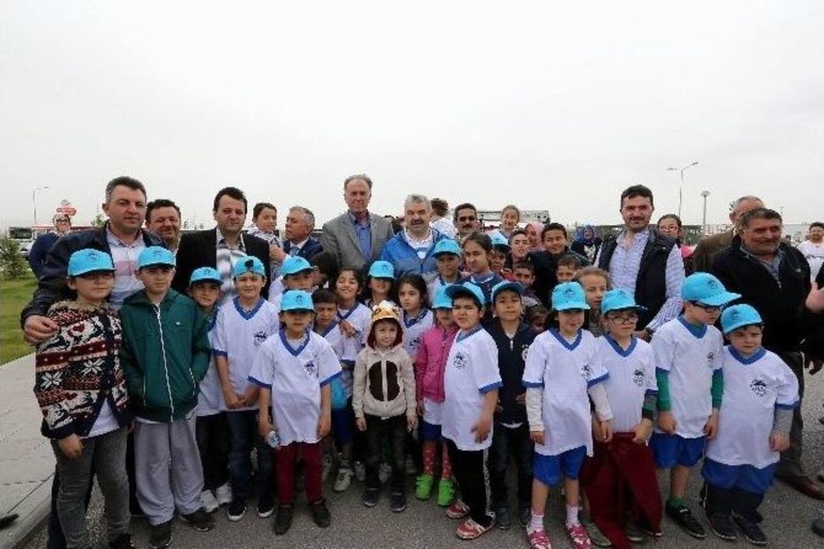 Kayseri B&uuml;y&uuml;kşehir Belediyesi Y&uuml;z Binleri Sporla Buluşturmaya Devam Ediyor