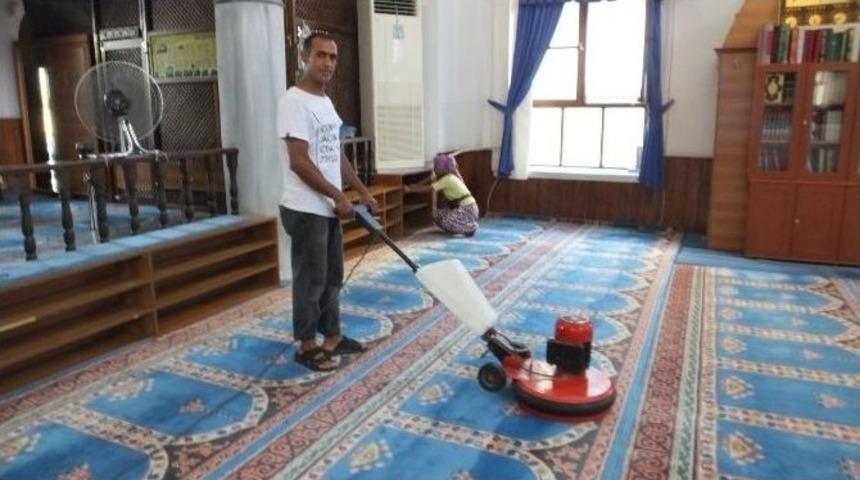 Burhaniye&rsquo;de Camilere Belediye Temizliği