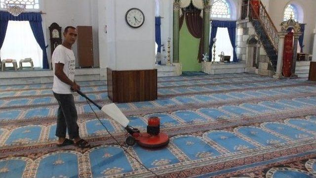 Burhaniye&rsquo;de Camilere Belediye Temizliği 1