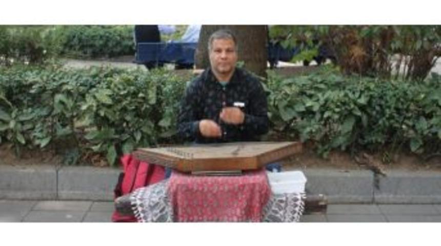 İranlı Ali Ferdi, Sokak M&uuml;zisyenliği Yaparak Hayata Tutunuyor