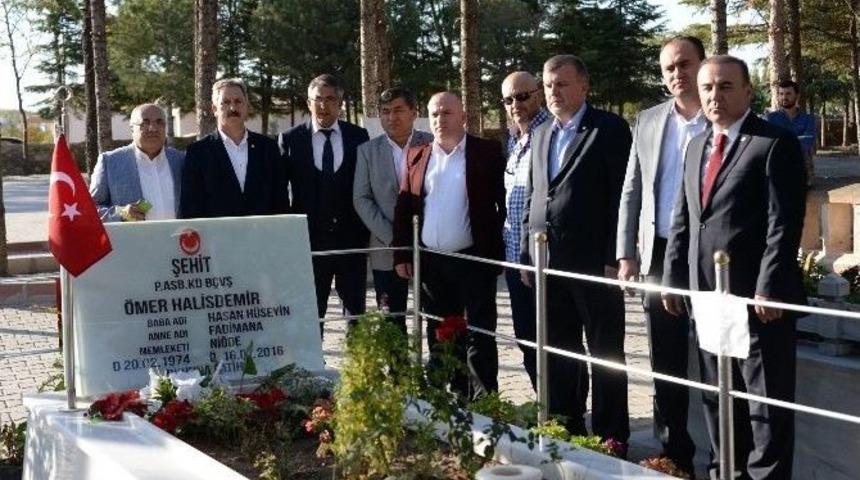 Konyaspor Y&ouml;netiminden &Ouml;mer Halisdemir&rsquo;in Mezarına Ziyaret
