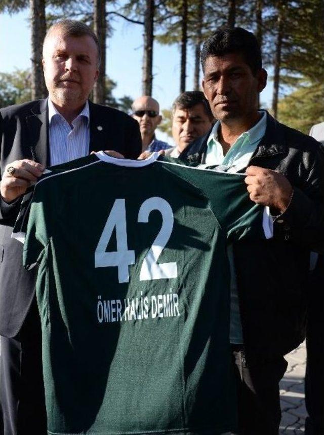 Konyaspor Y&ouml;netiminden &Ouml;mer Halisdemir&rsquo;in Mezarına Ziyaret 1