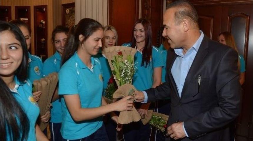 Kadın Hentbolculardan Başkan S&ouml;zl&uuml;&rsquo;ye Ziyaret