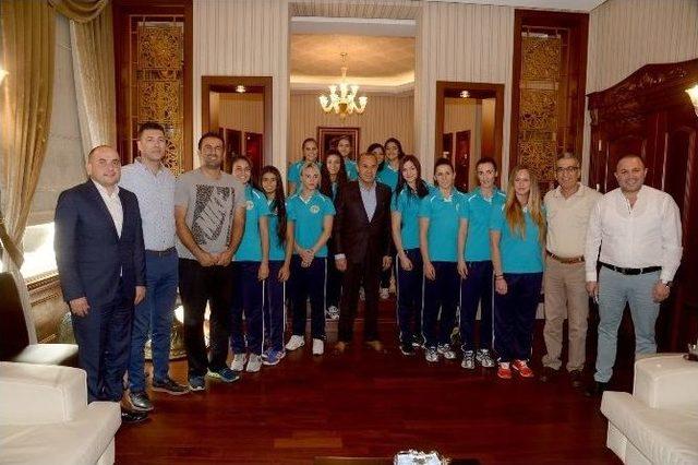 Kadın Hentbolculardan Başkan Sözlü’ye Ziyaret 1