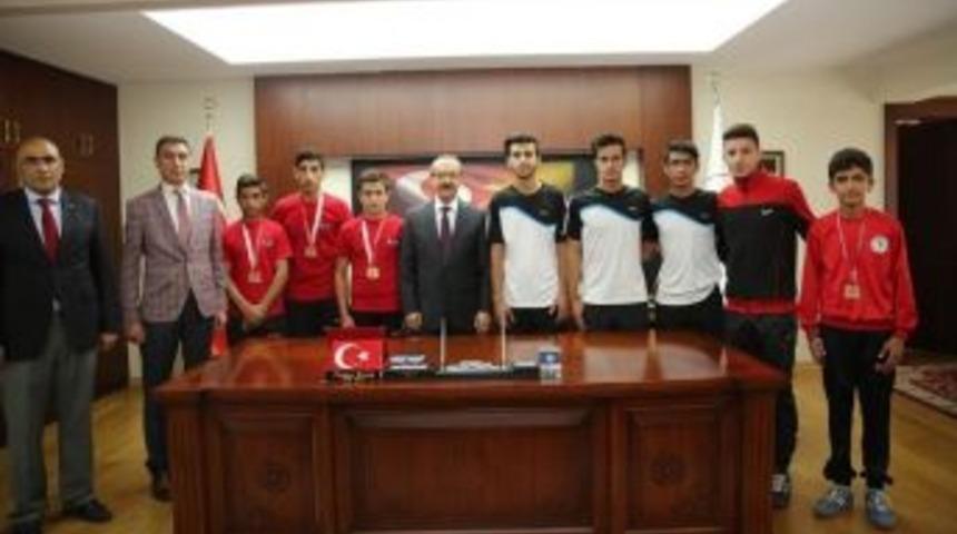 Vali Yavuz Başarılı Sporcuları &Ouml;d&uuml;llendirdi